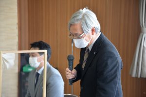 挨拶する末　信一朗副学長