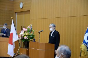 祝辞を述べる上田孝典学長