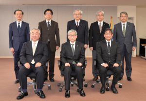 写真前列左　腰地附属病院長、同前列右　医学系部門岩﨑教授