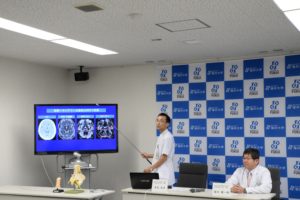 研究成果を説明する有島  英孝講師（左）と菊田 健一郎教授