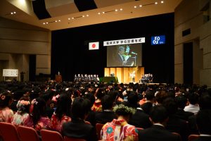 式辞を述べる眞弓光文学長