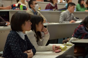 講演に聞き入る学生ら