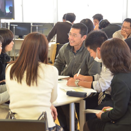 学生とともに授業などについて振り返る参加者