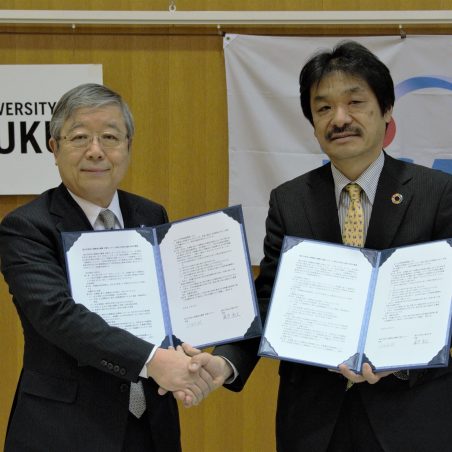 連携覚書を交わす様子