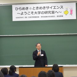 あいさつする飯野センター長