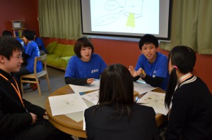 学生スタッフの声に真剣に聞き入る参加者