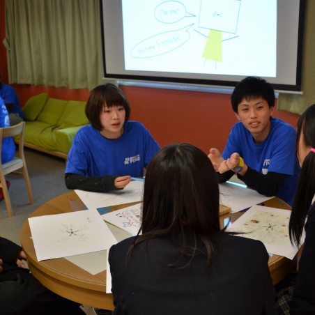 学生スタッフの声に真剣に聞き入る参加者