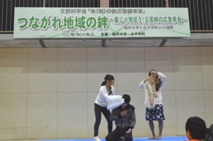 寸劇の中で応急処置をする防災サポーター