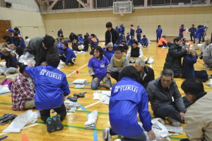 三角巾の使い方を実演