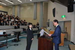 内木医学部長より認定証を受け取る佐藤さん