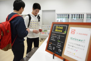 無料のドリンクバーを利用する受講生