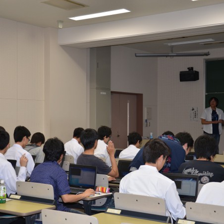 実際にパソコンでプログラミングを行った模擬講義