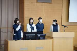 講話を行うサイバー犯罪ボランティアの学生