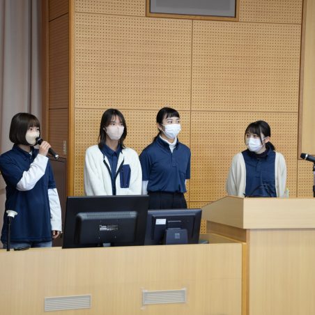 講話を行うサイバー犯罪ボランティアの学生