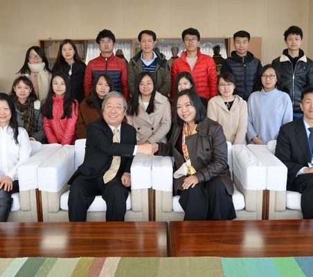 学長表敬訪問の様子（参加者全員で撮影）