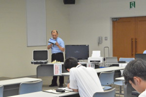 タブレット端末を使って、記者たちに説明する笠松眞吾技術専門職員