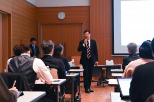 講演する山田学長顧問