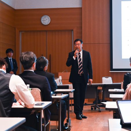 講演する山田学長顧問