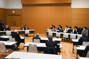 意見交換を行う山田学長顧問と学生たち
