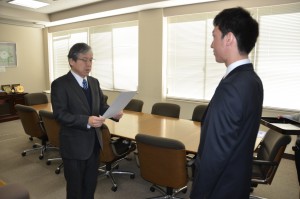 修了認定証授与の様子