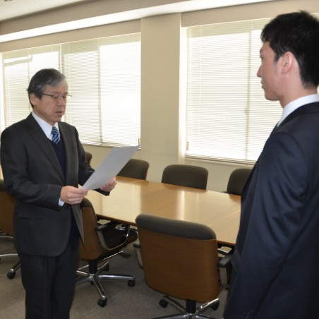 修了認定証授与の様子