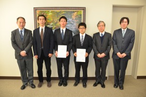 小野田工学研究科長（右）と修了者、関係教員の記念撮影