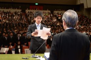 学生を代表して謝辞を述べる川崎孝啓さん