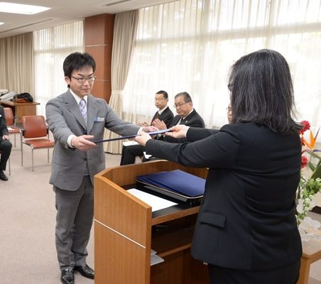 認定証を受け取る長谷川教諭（上級CST）