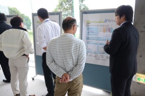 会場ロビーで行われた学生による教育研究内容の発表