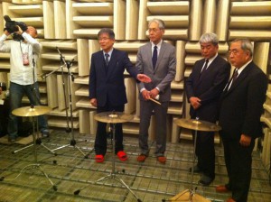 福井県工業技術センター　無響室にて。