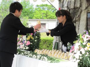 納骨式（学生による納骨堂への遺骨安置）