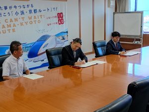 写真左から福井大学連合教職大学院・中森一郎教授、木村研究科長、小浜市教育委員会・小坂教育長