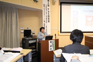 講演する橘　幸子研究会会長