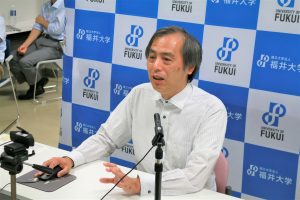 オンラインで技術紹介を行う米沢産学官連携本部長