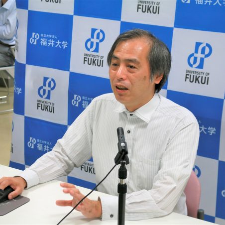 オンラインで技術紹介を行う米沢産学官連携本部長