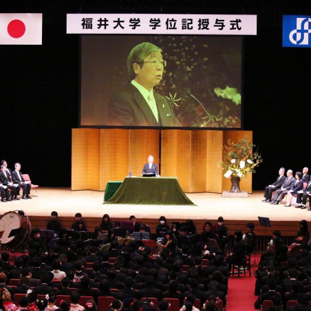 式辞を述べる眞弓光文学長