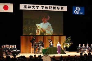 学生を代表して謝辞を述べる藤田彩子さん