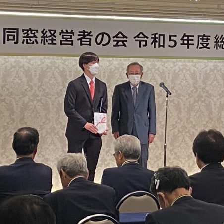 大学祭支援の寄附目録を受け取り、謝辞を述べる学生