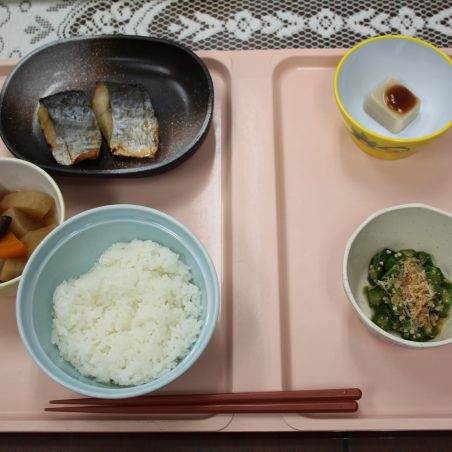 一般食に添えられた「ごまどうふ」（右上）
