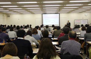 冒頭であいさつする子どものこころの発達研究センター 上田 孝典センター長