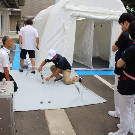 テントからの排水タンク設置の様子