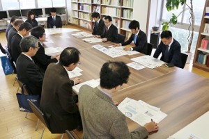 教員、現役の大学院生らとの意見交換の様子