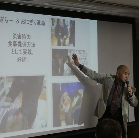 講演する水沢教授