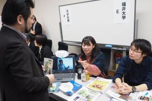 個別ブースで質問に回答