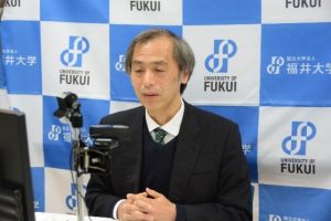 挨拶する米沢　晋　福井大学産学官連携本部長