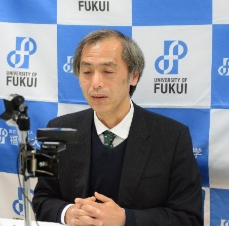 挨拶する米沢　晋　福井大学産学官連携本部長