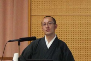 講演する佐々木氏