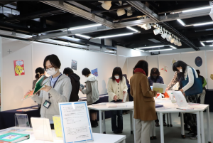 展示本一冊一冊に触れている様子