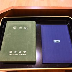 学位記入れ　Kyoto university 令和6年度9月期の学位記授与式を挙行しました ｜ 福井大学