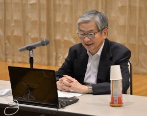 挨拶する上田学長